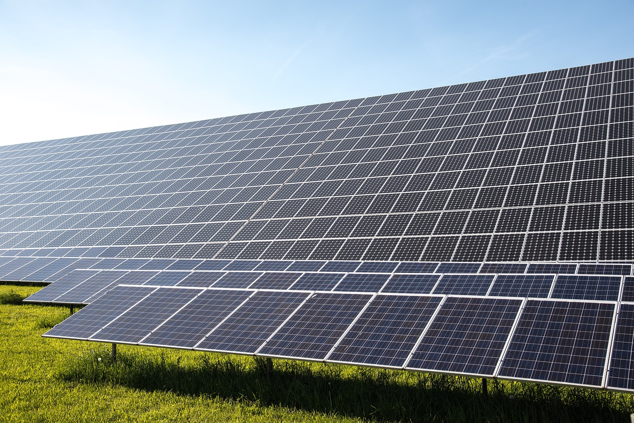 “Is America Losing Its Energy Edge?” As Vast Majority of New US Power Plants Choose Solar or Wind Over Traditional Power Sources